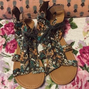 Lace-up Floral Sandals